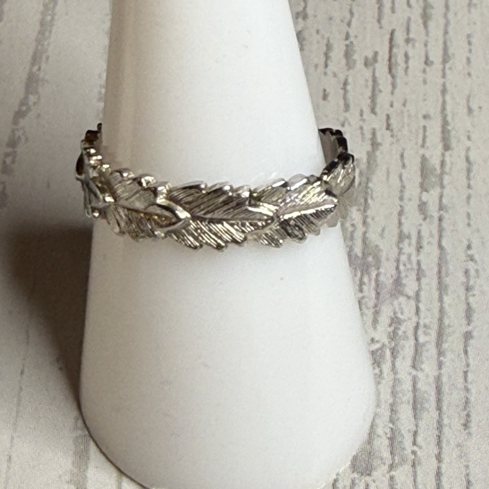 Vintage Avon Laurel‎ Leaf Pattern Ring Silver Tone Band Sz 9 Fairy Woodland Boho